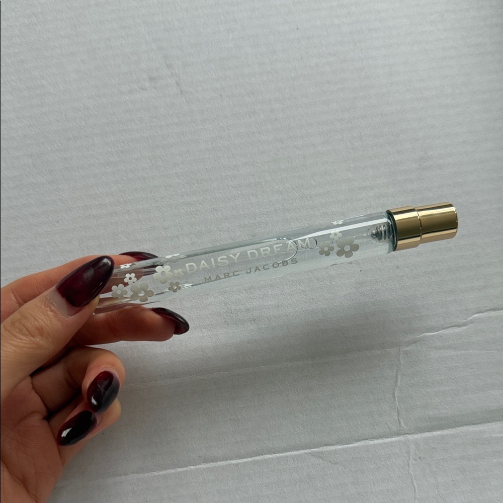 Marc Jacobs Daisy Dream Travel size spray with Gold Cap